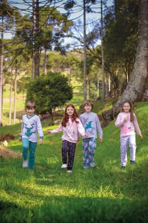 Pijama de moletinho infantil floresta encantada - Estampa brilha no escuro