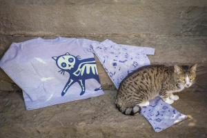 Pijama de moletinho infantil gato e elementos mgicos - Estampa brilha no escuro