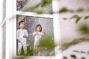 Pijama infantil decote V de algodo e modal bichinhos na neve