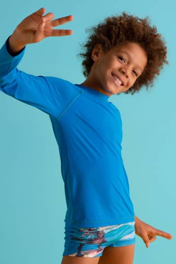 Camiseta infantil com proteo solar azul lzuli