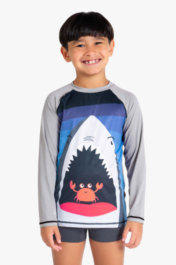 Camiseta teen com proteo solar tubaro e caranguejo